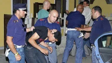 LA PALAZZINA. L’abitazione dove la giovane marocchina Fatima Chabani (foto in basso) è stata uccisa; qui sotto la sorella di Fatima, e a destra, il marito omicida Zrhaida Hammadi mentre viene portato in questura da due poliziotti