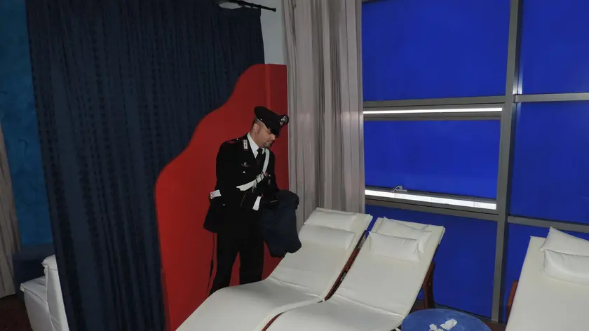 Gli interni del centro benessere a luci rosse scoperto dai carabinieri a Loreggia