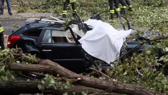 FERRO - MORTO IN AUTO SCHIACCIATO DA ALBERO