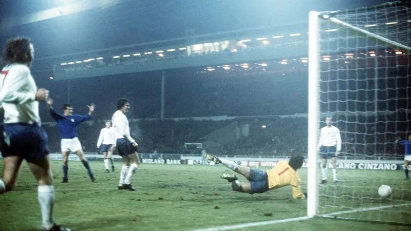 Fabio Capello ha appena colpito la palla che batte Shilton
