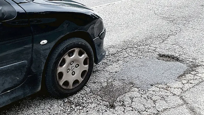 Asfalto sconnesso in via Bembo a Padova