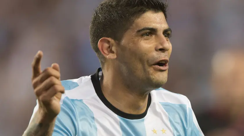 (160607) -- SANTA CLARA, June 7, 2016 (Xinhua) -- Argentina's Ever Banega celebrates after scoring during the Copa America Centenario Group D match between Argentina and Chile at the Levi's Stadium in Santa Clara, California, the United States, June 6, 2016. Argentina won by 2-1. (Xinhua/Yang Lei)