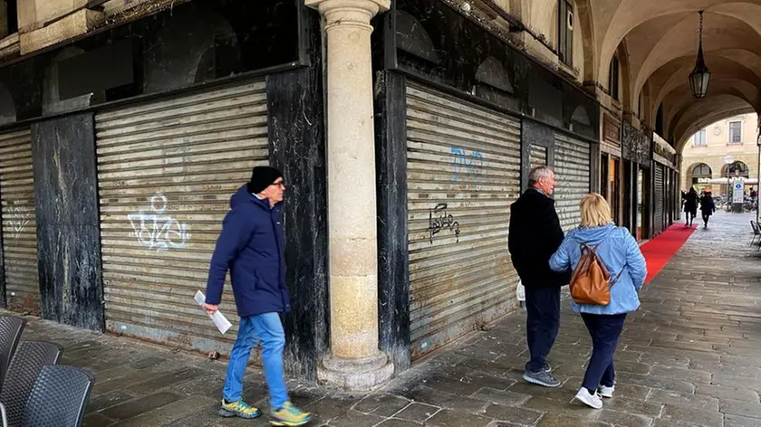 L'ex gioielleria Roissard, ora chiusa (foto Bianchi)