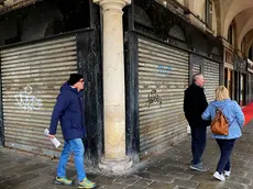 L'ex gioielleria Roissard, ora chiusa (foto Bianchi)