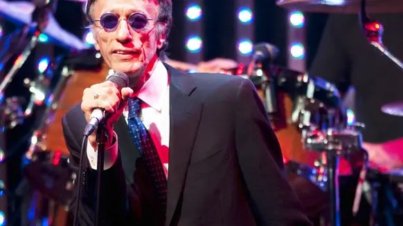 Foto LaPresse.SÄNGER + KOMPONIST ROBIN GIBB VON DER POPGRUPPE "BEE GEES" ZU GAST BEIM RADIOSENDER "OLDIE 95" / 240103 / HAMBURG / DEUTSCHLAND / EUROPA / MUSIKER LEDERJACKE SCHWARZ / SCHIRMMÜTZE / LÄCHELN / PORTRÄT / DIGIPIX.PicNr:#12266081.000012# action press/HANSEN,MARKUS