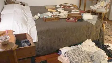 La camera da letto dopo il passaggio dei ladri