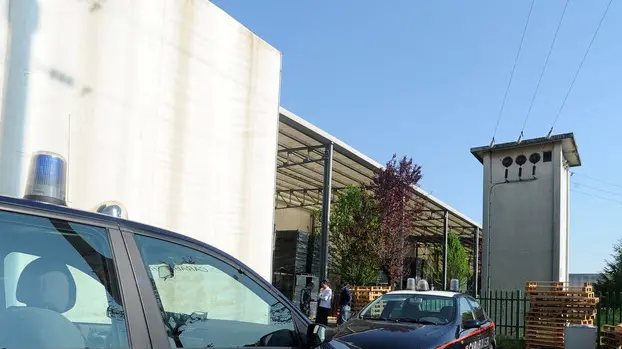 Belluco Morte sul lavoro di Luca Stocco nella ditta BICA di Candiana. Nella foto: auto dei CC davanti all'entrata. ph. Zangirolami ph. Zangirolami morte sul lavoro Luca Stocco a Candiana