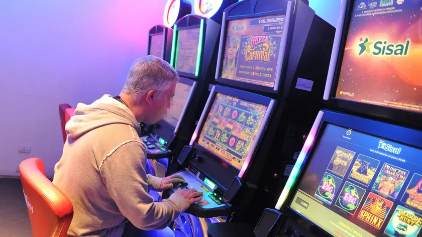 Un cliente davanti a una slot machine