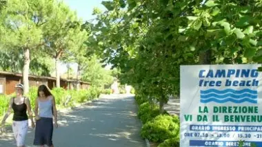 IL CAMPEGGIO. L’ingresso del camping «Free Beach» a Marina di Bibbona dove soggiorna la famiglia padovana