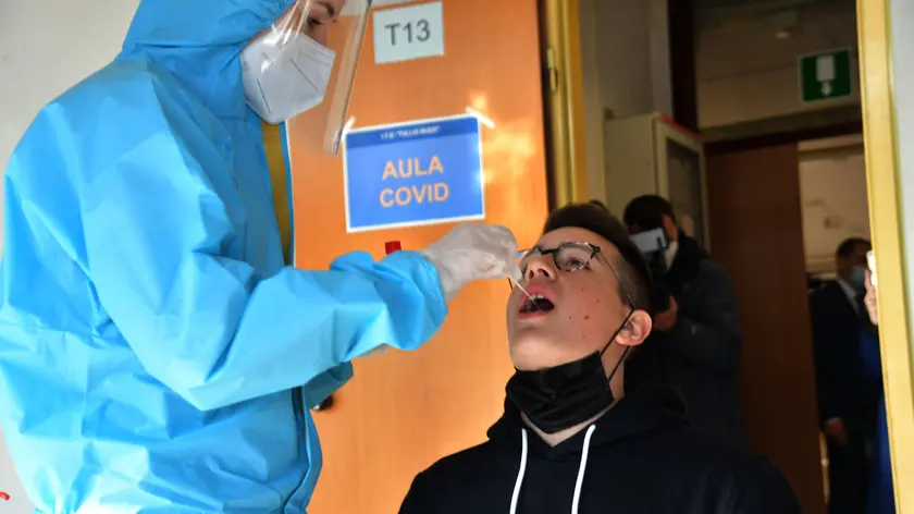 15/01/2021 Prato, progetto ''Scuola sicura'', all'istituto Buzzi viene effettuato un tampone rapido agli studenti