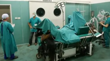 CURA E RIABILITAZIONE. Un cavallo in sala operatoria e, sotto, un altro sul tapis roulant
