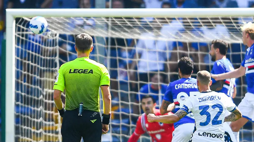 Inter’s Italian defender Federico Dimarco (center) scores a goal on a free kick during the Italian Serie A soccer match Uc Sampdoria vs Fc Inter at Luigi Ferraris stadium in Genoa, Italy, 12 September 2021 ANSA/SIMONE ARVEDA