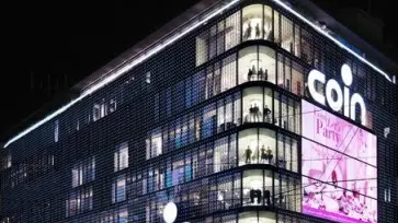 NUOVA SVOLTA Il negozio Coin in piazza 5 Giornate a Milano. A sinistra Stefano Beraldo