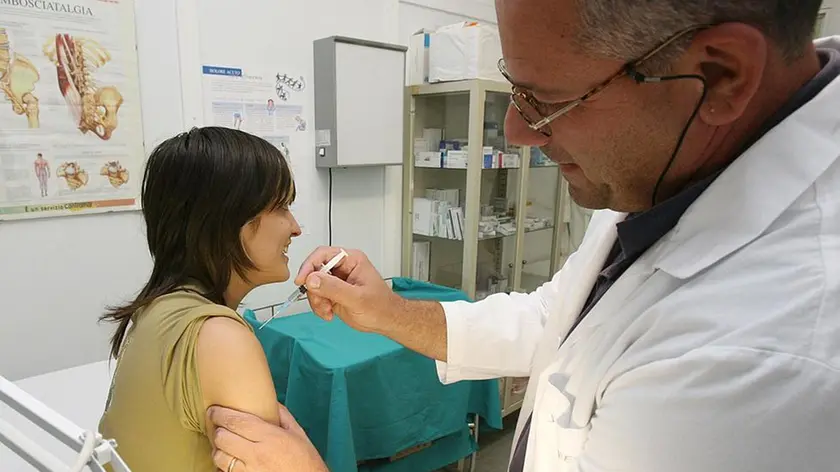 20061017 - ROMA- CRO - INFLUENZA: E' ARRIVATO IL VACCINO INFLUENZALE NELLE FARMACIE...Un dottore mentre vaccina una donna. E' da oggi disponibile in farmacia il nuovo vaccino antinfluenzale per la stagione 2006/2007...FRANCO SILVI - ANSA - I52