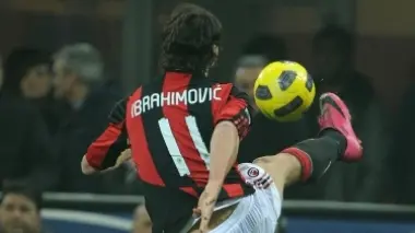 CHE JELLA! Con un solo tiro Ibra ha colpito un doppio palo interno
