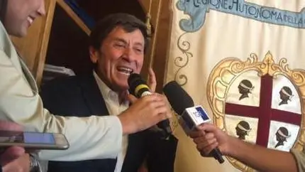 GIanni Morandi durante la presentazione a Villa Devoto di un giallo in sei puntate dal titolo "Dott. Pietro", ambientato a Carloforte nel Sulcis, in cui vedrà come protagonista il cantante-attore nei panni del medico del paese coinvolto nelle indagini condotte dalla figlia per il crollo di una vecchia tonnara. La serie televisiva - le cui riprese sono già iniziate - andrà in onda ad aprile in prima serata su Canale 5. Cagliari, 26 settembre 2016. ANSA/ ROBERTO MURGIA