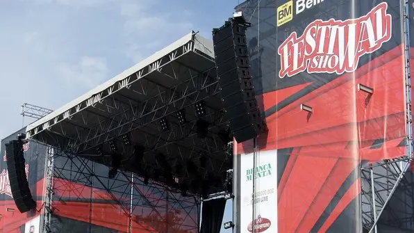 Il palco del Festival Show allestito in Prato della Valle per lo spettacolo di stasera (Foto Bianchi)