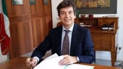 Il notaio Roberto Doria nel suo studio