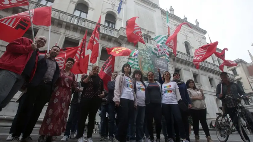 TOME’-AGENZIA BIANCHI-PADOVA - SIT IN DEI CALL CENTER DAVANTI PALAZZO MORONI
