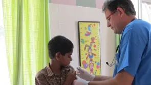 STEFANO DEL TORSO Il pediatra padovano vaccina un bimbo straniero Del Torso ha fondato e presiede la associazione Pediatri di famiglia per i bambini del mondo, la cui sede è a Padova
