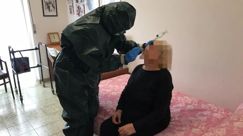 I medici militari effettuano le visite nelle case di riposo per gli anziani a Sassari, 13 aprile 2020. ANSA/GIAN MARIO SIAS