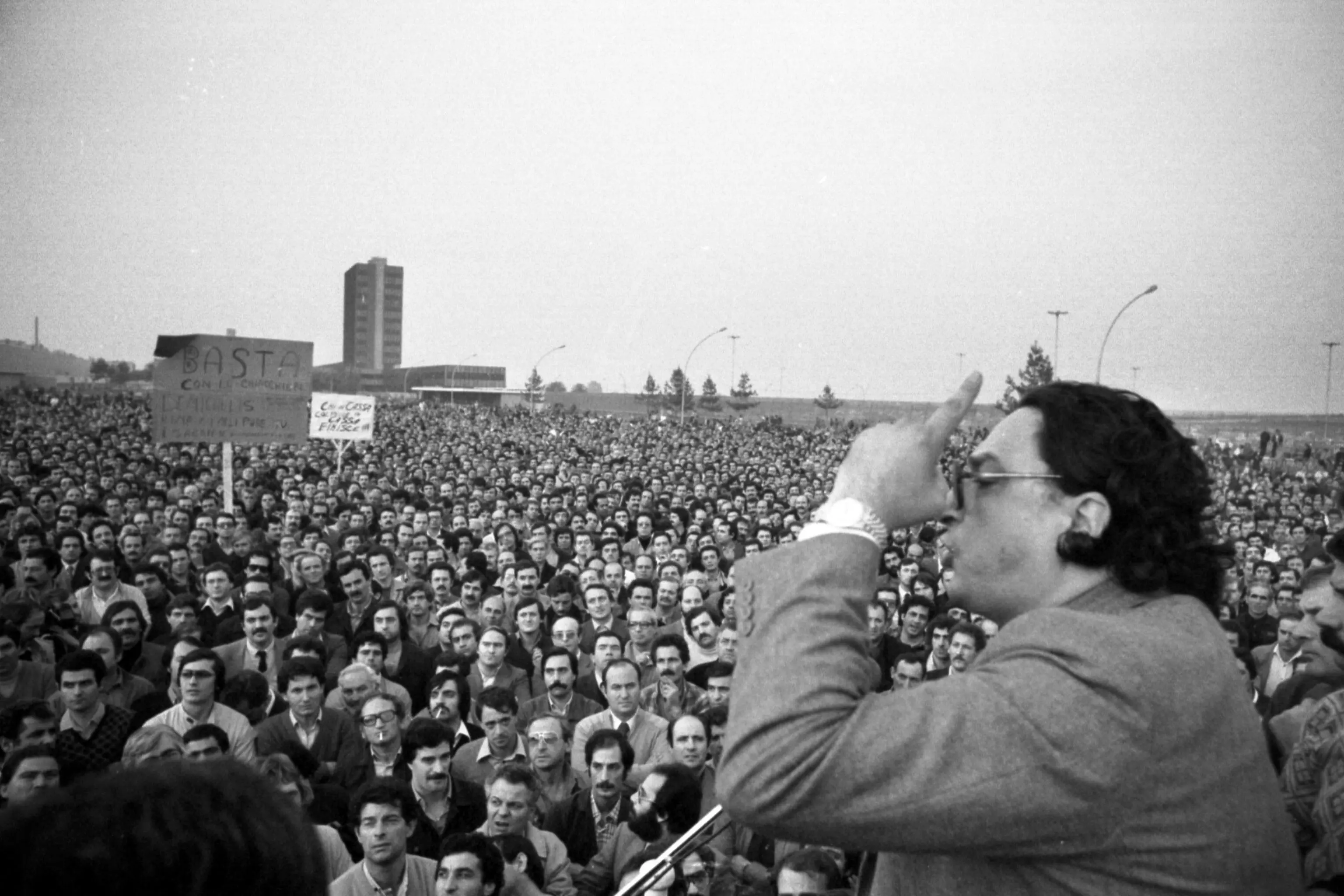 La crisi dell'Italsider di Bagnoli (ex Ilva) fece il suo debutto ufficiale il ??marted?? nero?? del 3 novembre del 1981, quando Gianni De Michelis, ministro delle Partecipazioni statali nel governo Craxi, and?? a Bagnoli ad annunciare agli operai riuniti in assemblea che l'altoforno chiudeva. ANSA
