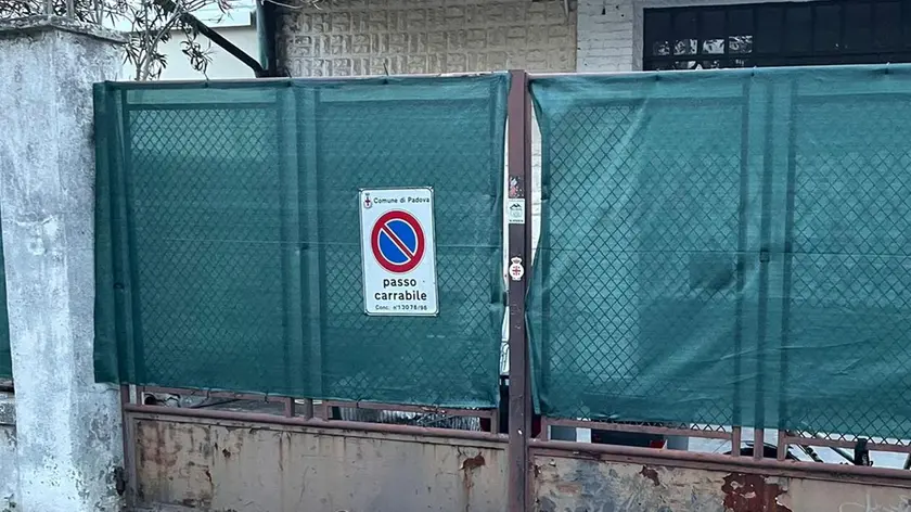 L'edificio a un piano in via Donizetti 7 a San Carlo