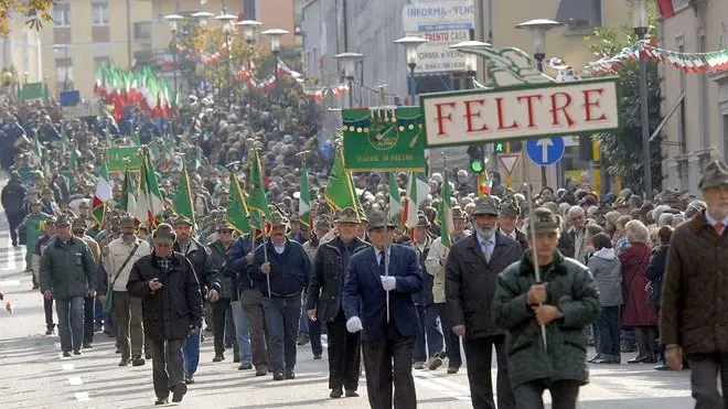 GRUPPO DI FELTRE ADUNATA TRIVENETA DEGLI ALPINI Al raduno Triveneto sfila la sezione di Feltre