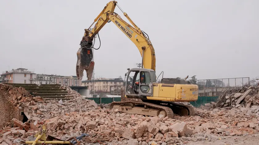 I lavori di demolizione della gradinata dello stadio Appiani (foto Nicola Fossella/Agenzia Bianchi)