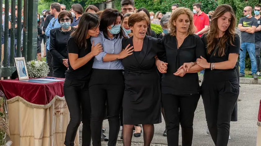 Casale di Scodosia (PD), 15 giugno 2020. Funerale Fatma Core al cimitero di Casale di Scodosia. nella Foto: la commozione dei parenti