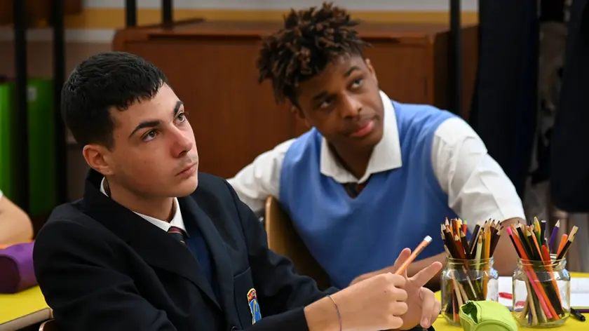 Bonard Dago, 17 anni, con un compagno di classe del "Collegio", il docureality di Rai2