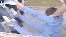 Un frame del filmato diventato virale messo in onda nel 2012 da You Reporter sul bimbo di Cittadella conteso dai genitori separati