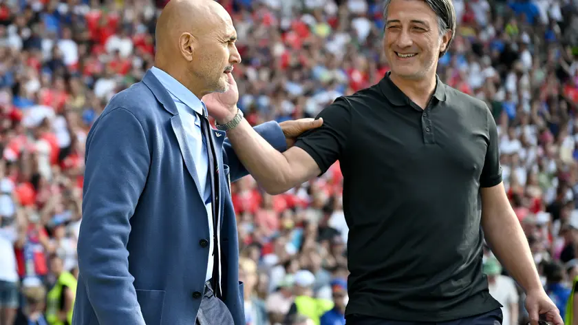 Gli allenatori di Italia e Svizzera, Luciano Spalletti (s) e Murat Yakin, si salutano ieri prima dell'inzio della partita di ottavi di finale della Uefa Euro 2024 all'Olympiastadium di Berlino, Germania, 30 giugno 2024. ANSA/DANIEL DAL ZENNARO