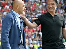 Gli allenatori di Italia e Svizzera, Luciano Spalletti (s) e Murat Yakin, si salutano ieri prima dell'inzio della partita di ottavi di finale della Uefa Euro 2024 all'Olympiastadium di Berlino, Germania, 30 giugno 2024. ANSA/DANIEL DAL ZENNARO