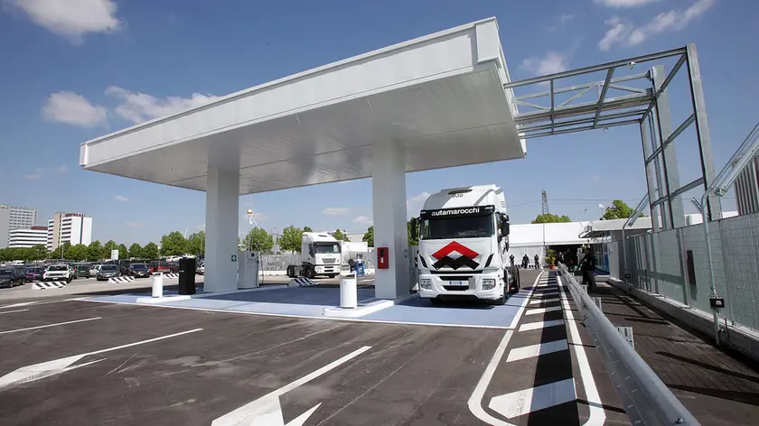 Uno degli Iveco mono-fuel fa il pieno al nuovo distributore della Liquimet (foto Bianchi)
