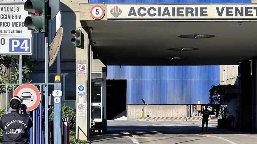 I rilievi investigativi il giorno dell’incidente alle Acciaiere Venete