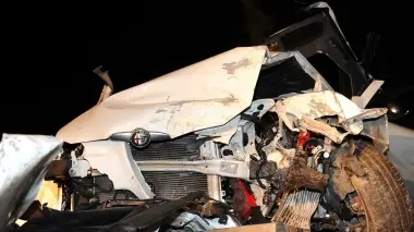 L’ALFA 147. Un’altra immagine della vettura e due dei pali rotti prima dell’impatto fatale