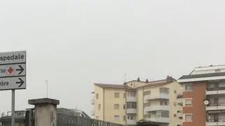 Una vettura della Guardia di Finanza davanti all'ospedale di Gorizia, dove due medici sono stati sospesi per un anno dal Gip al termine di indagini svolte dal Comando Provinciale di Gorizia, 24 febbraio 2017. ANSA / US GUARDIA FINANZA.+++ANSA PROVIDES ACCESS TO THIS HANDOUT PHOTO TO BE USED SOLELY TO ILLUSTRATE NEWS REPORTING OR COMMENTARY ON THE FACTS OR EVENTS DEPICTED IN THIS IMAGE; NO ARCHIVING; NO LICENSING+++