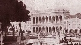 GARIBALDI. L’adunata delle truppe austriache in Prato della Valle il 12 settembre 1865 e a destra un ritratto di Giuseppe Garibaldi