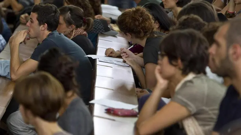 Studenti all'universita' La Sapienza di Roma in una recente immagine. Le tasse universitarie per gli studenti fuori corso possono aumentare fino al raddoppio, rispetto a quelle previste per gli studenti in corso. Lo prevede un emendamento al dl spending review, presentato dai relatori e approvato dalla Commissione Bilancio del Senato. L'aumento fino al 100% è previsto per i redditi oltre 150.000 euro..ANSA/ MASSIMO PERCOSSI