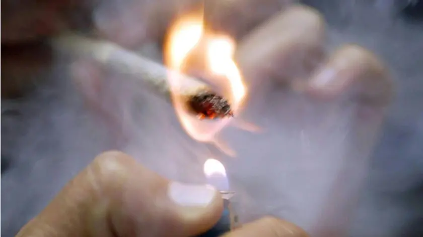 Tradito dall'aromatico fumo dello spinello