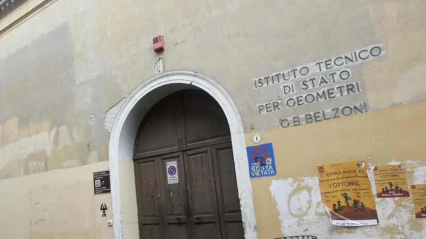 L’ingresso dell’istituto tecnico per geometri Belzoni in via Speroni