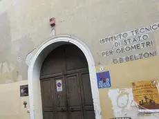 L’ingresso dell’istituto tecnico per geometri Belzoni in via Speroni