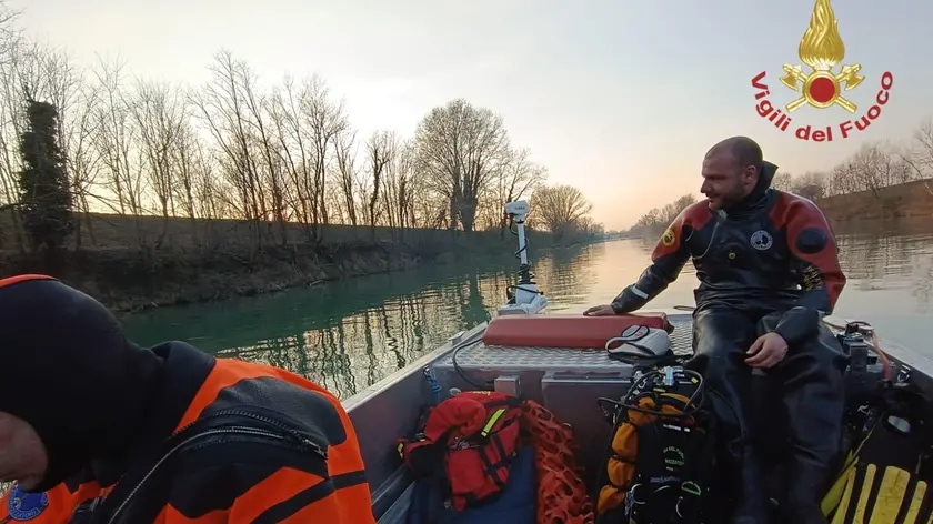 I vigili del fuoco cercano nel Brenta l'uomo scomparso nella notte