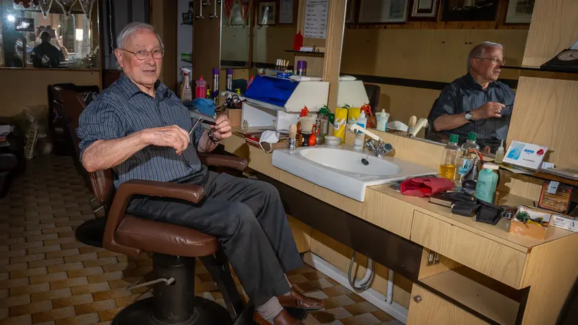 Monselice (PD) 21 maggio 2020. L'86enne barbiere Mario Teresa chiude la storica bottega di via 28 aprile a Monselice dopo 79 anni di lavoro. Nella foto: l'anziano barbiere con forbici e pettini per l'ultima volta.