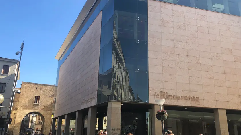 La Rinascente, clamorosa chiusura tra piazza Garibaldi e Liston