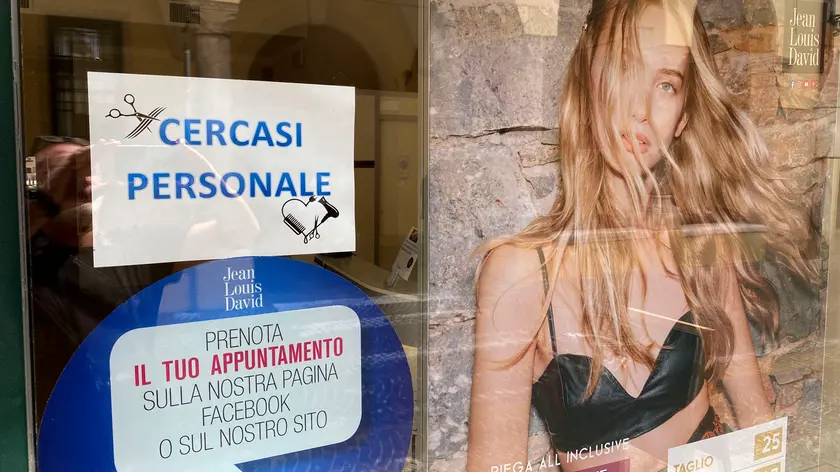Un cartello di ricerca del personale