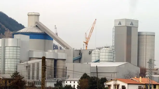 Nuova ciminiera alla Cementeria di Monselice...ph. Zangirolami..Provincia