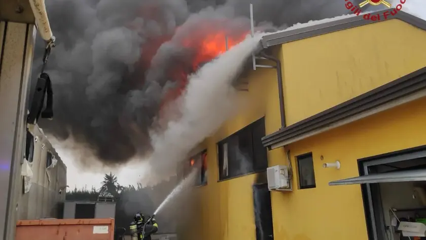 I vigili del fuoco a lavoro per spegnere l'incendio