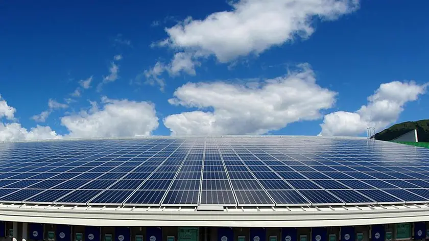 Pannelli solari dell'impianto fotovoltaico da 1,03 MWp della ditta Roncadin, inaugurato a Meduno, Pordenone, 22 luglio 2011. La ditta, specializzata in pizze surgelate, ha sfornato la prima pizza cucinata nei forni industriali alimentati esclusivamente a energia solare. ANSA / STEFANO LANCIA